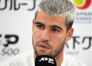 La routine d'étirement coquine de la star du tennis Carlos Alcaraz a les gays dans une frénésie