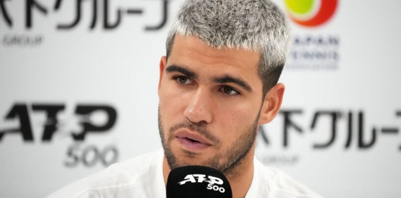 La routine d'étirement coquine de la star du tennis Carlos Alcaraz a les gays dans une frénésie