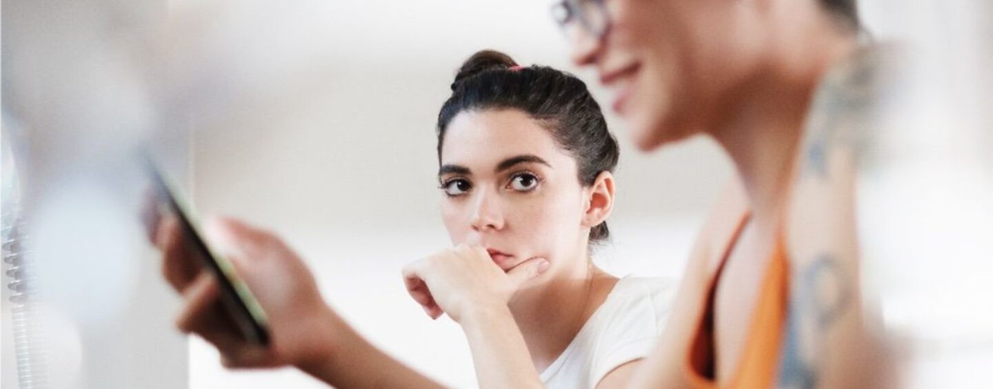 Qu'est-ce que les «barrières de singe» et les LGBTQ + sont-ils plus susceptibles d'être victimes? Les experts de rencontres pèsent