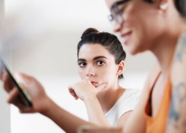 Qu'est-ce que les «barrières de singe» et les LGBTQ + sont-ils plus susceptibles d'être victimes? Les experts de rencontres pèsent