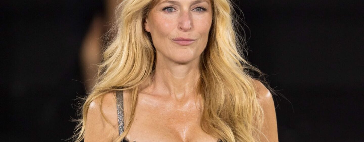 Gillian Anderson suinte le sex-appeal à la Fashion Week de Paris et les lesbiennes sont sauvages