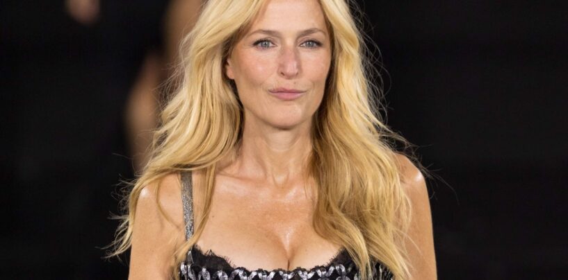 Gillian Anderson suinte le sex-appeal à la Fashion Week de Paris et les lesbiennes sont sauvages