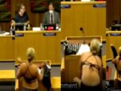 Le président de la section Moms For Liberty enlève des vêtements à la réunion du conseil scolaire