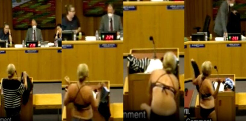 Le président de la section Moms For Liberty enlève des vêtements à la réunion du conseil scolaire