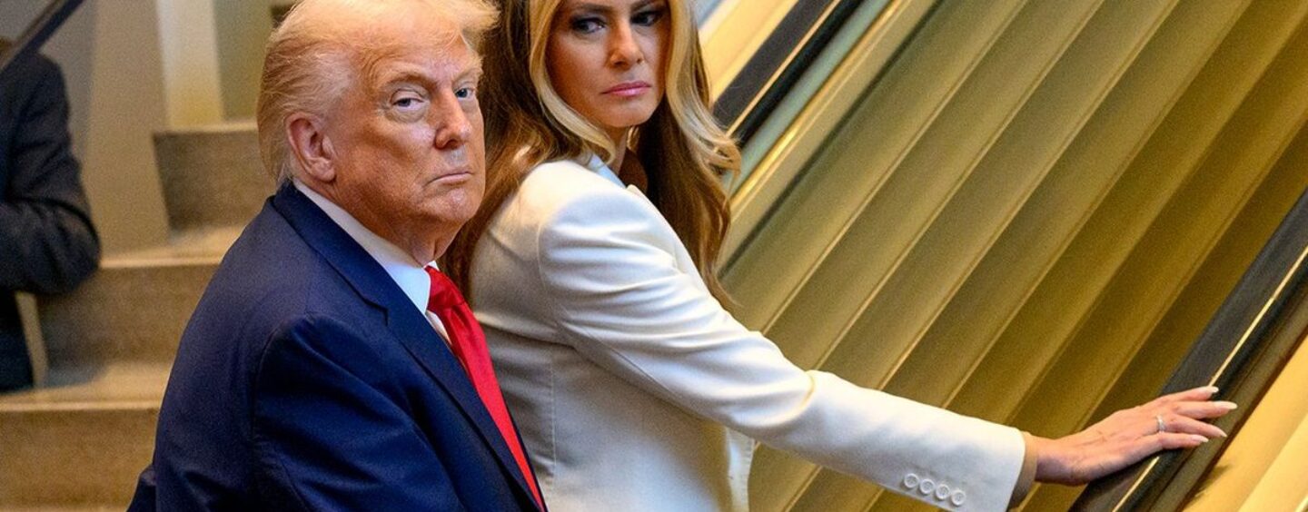 Les tristement célèbres manèges de l'escalier mécanique de Donald Trump révèlent un homme qui descend toujours, jamais