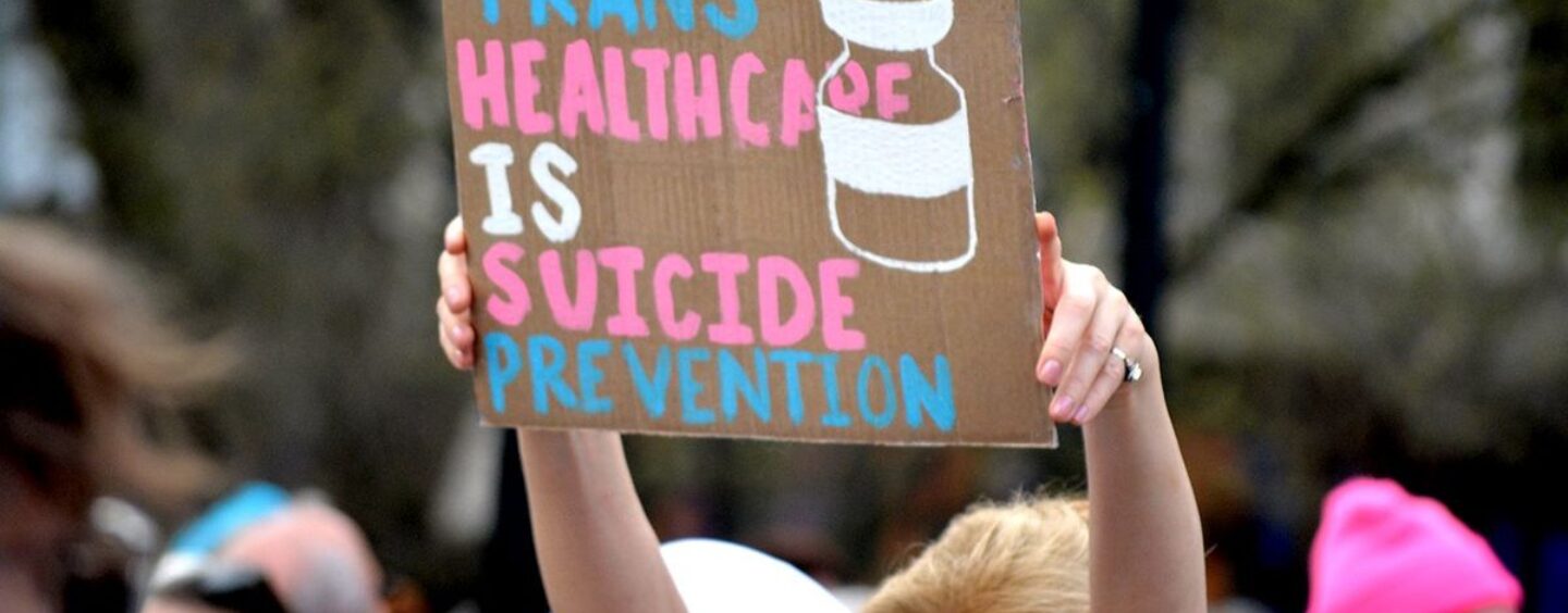 Plus d'Américains voient un avenir où les soins affirmés par le sexe seront plus difficiles à accéder