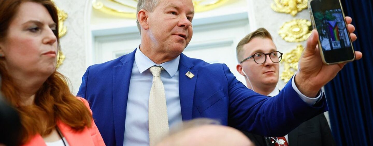 Trump dit qu'il envisagerait d'interdire les drapeaux LGBTQ + Pride dans l'échange de bureau ovale alarmant