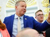 Trump dit qu'il envisagerait d'interdire les drapeaux LGBTQ + Pride dans l'échange de bureau ovale alarmant