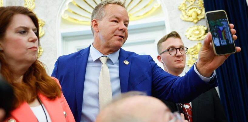 Trump dit qu'il envisagerait d'interdire les drapeaux LGBTQ + Pride dans l'échange de bureau ovale alarmant