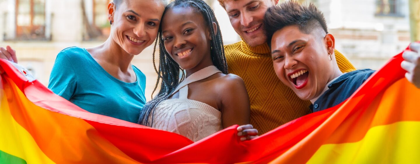 L’importance de la visibilité LGBT+ : comprendre ses enjeux à travers différents canaux