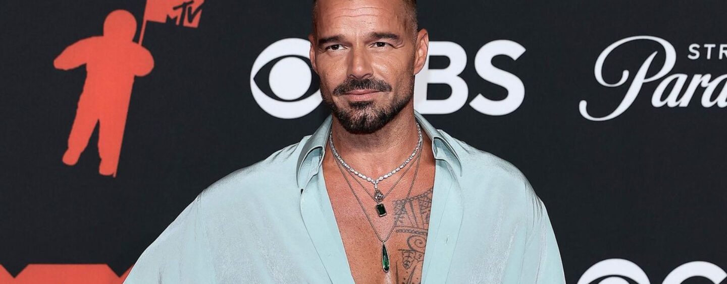Ricky Martin montre sa V-Line sexy dans les nouveaux selfies et fans torrides