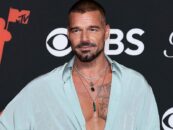 Ricky Martin montre sa V-Line sexy dans les nouveaux selfies et fans torrides