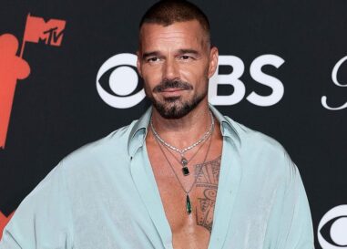 Ricky Martin montre sa V-Line sexy dans les nouveaux selfies et fans torrides