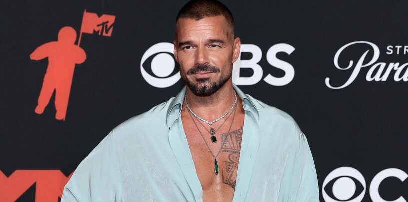 Ricky Martin montre sa V-Line sexy dans les nouveaux selfies et fans torrides