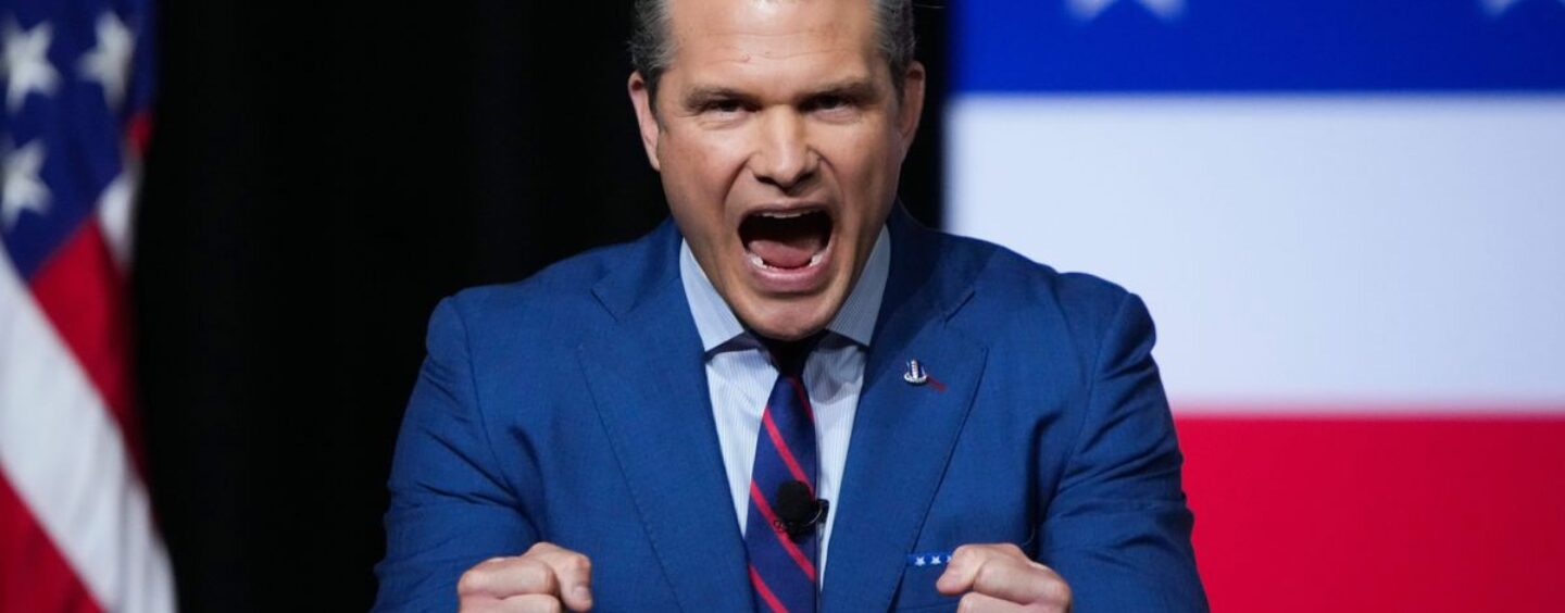 Regarder Pete Hegseth humilié quand personne ne claque dans son discours étrange fera votre journée
