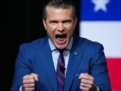 Regarder Pete Hegseth humilié quand personne ne claque dans son discours étrange fera votre journée