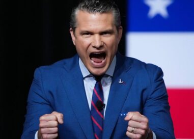 Regarder Pete Hegseth humilié quand personne ne claque dans son discours étrange fera votre journée