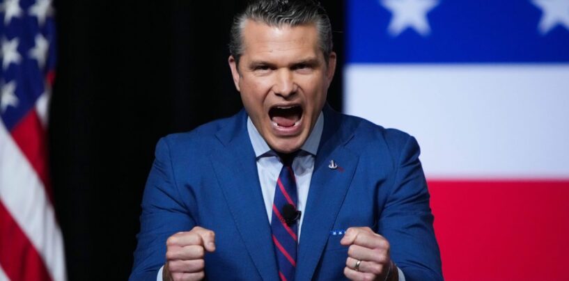 Regarder Pete Hegseth humilié quand personne ne claque dans son discours étrange fera votre journée