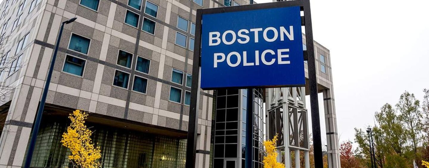 La police de Boston a besoin d'aide pour identifier les suspects dans l'agression d'un couple gay avec une batte de baseball