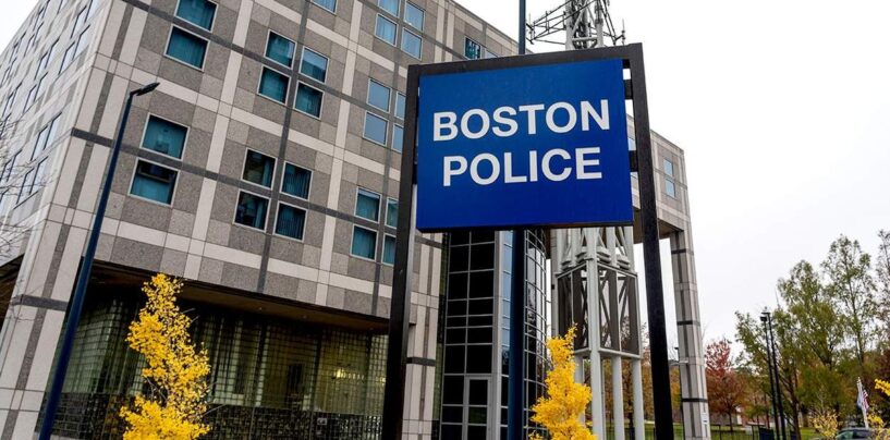 La police de Boston a besoin d'aide pour identifier les suspects dans l'agression d'un couple gay avec une batte de baseball
