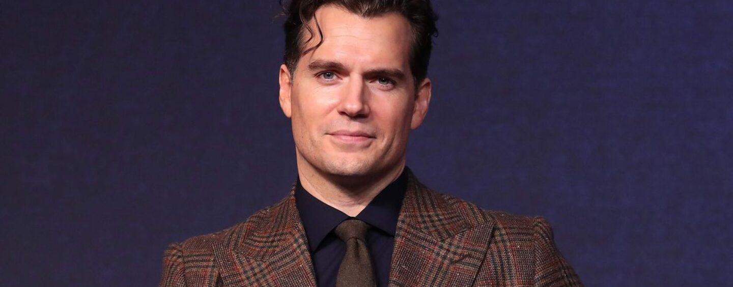 Les photos sexy torse nu d'Henry Cavill deviennent virales et les fans transpirent