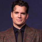 Les photos sexy torse nu d'Henry Cavill deviennent virales et les fans transpirent