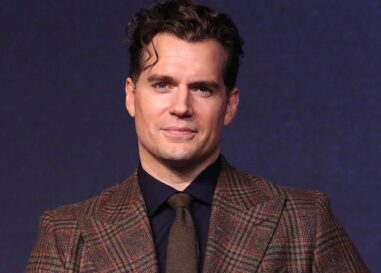 Les photos sexy torse nu d'Henry Cavill deviennent virales et les fans transpirent
