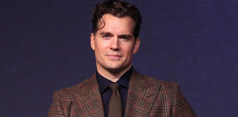 Les photos sexy torse nu d'Henry Cavill deviennent virales et les fans transpirent
