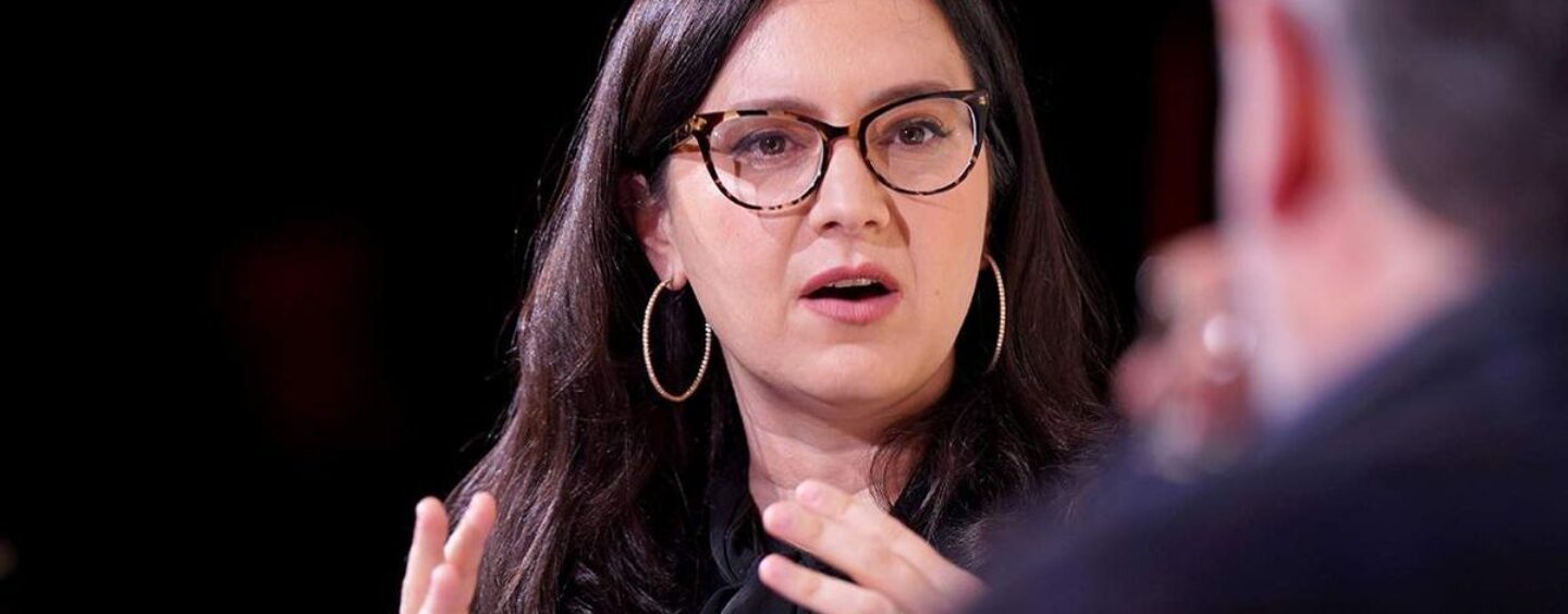 Qui est Bari Weiss, la femme bizarre anti-trans de droite qui reçoit les clés de CBS News?