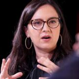 Qui est Bari Weiss, la femme bizarre anti-trans de droite qui reçoit les clés de CBS News?