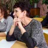 Comment les gens LGBTQ + s'intensifient pour se présenter aux sièges des commissions scolaires en première ligne des guerres culturelles américaines