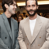 La scène du mamelon gay de Dylan O'Brien dans «Twinless» a officiellement cassé Internet