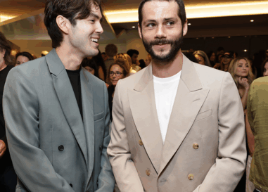 La scène du mamelon gay de Dylan O'Brien dans «Twinless» a officiellement cassé Internet