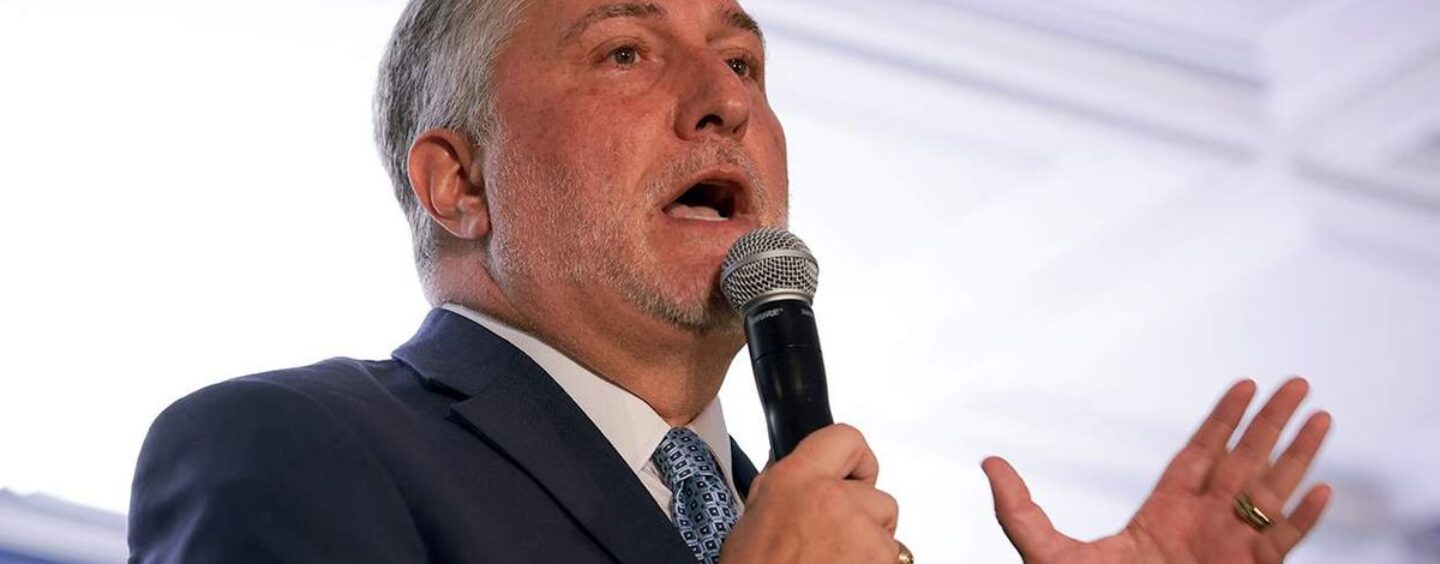 Gay Virginia Républicain en proie à un scandale porno nazi confirme que le colistier est «à 100% contre le mariage gay»