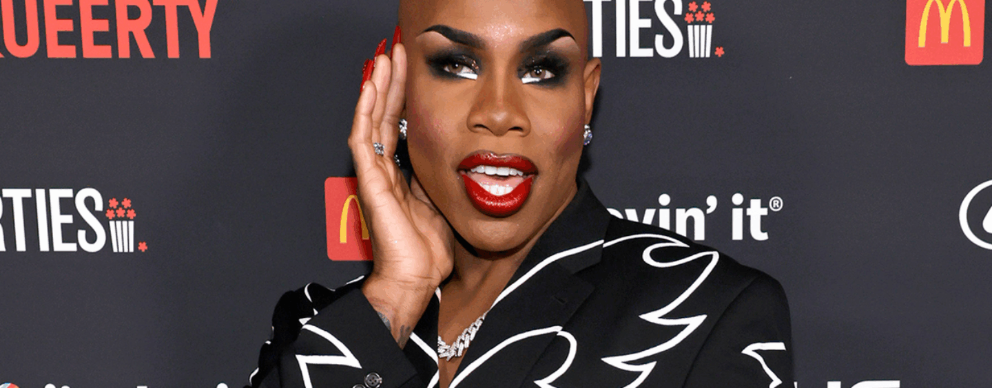 Le speedo super serré de monét x changement laisse peu à l'imagination et les gays en spirale