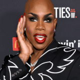 Le speedo super serré de monét x changement laisse peu à l'imagination et les gays en spirale