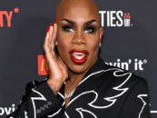 Le speedo super serré de monét x changement laisse peu à l'imagination et les gays en spirale