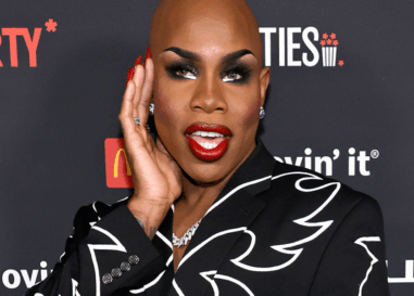 Le speedo super serré de monét x changement laisse peu à l'imagination et les gays en spirale