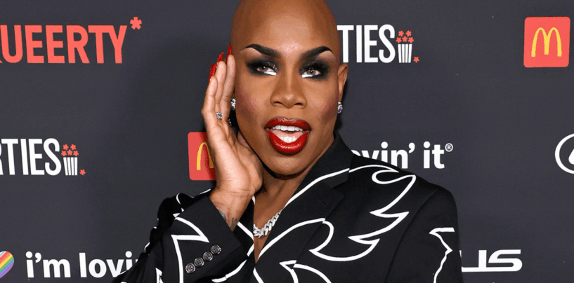 Le speedo super serré de monét x changement laisse peu à l'imagination et les gays en spirale