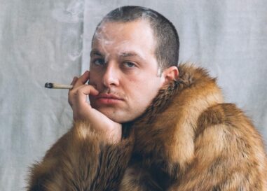 Rencontrez Chris Klemens – Le beau et très sans vergogne comédien