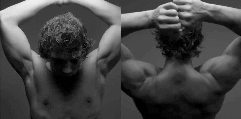 Connor Storrie se déshabille avec juste une serviette sur une nouvelle photo sexy pour Heated Rivalry