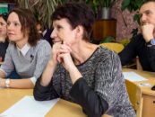 Comment les personnes LGBTQ+ se mobilisent pour briguer des sièges dans les conseils scolaires, en première ligne des guerres culturelles américaines