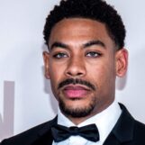 Aaron Pierre partage un selfie sous la douche avec rien d'autre qu'une serviette et fait dégouliner les gays