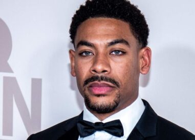 Aaron Pierre partage un selfie sous la douche avec rien d'autre qu'une serviette et fait dégouliner les gays