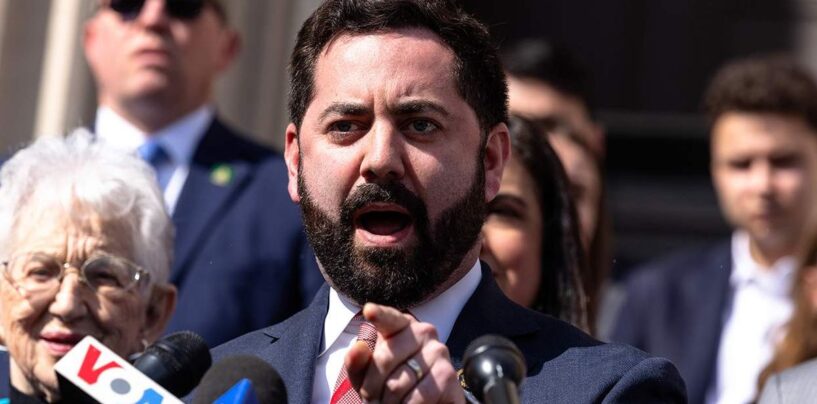 Le républicain de New York, Mike Lawler, déclare que la communauté trans n'est « ni un ennemi ni une menace »