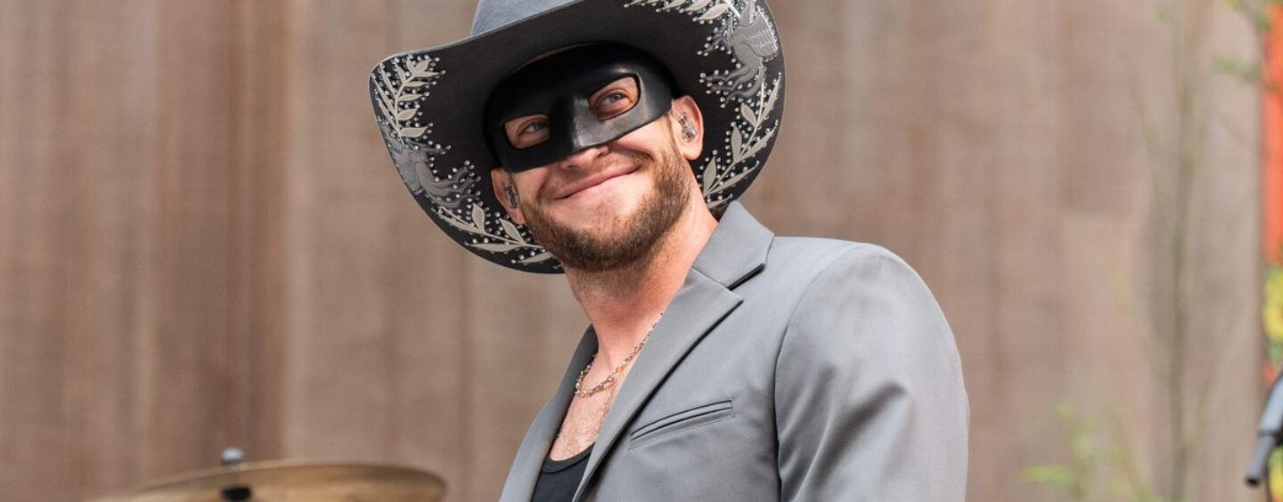 Orville Peck taquine son look Street Fighter dans un selfie torse nu et les gays sont obsédés