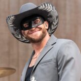 Orville Peck taquine son look Street Fighter dans un selfie torse nu et les gays sont obsédés