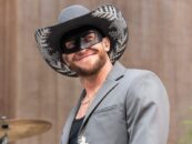 Orville Peck taquine son look Street Fighter dans un selfie torse nu et les gays sont obsédés
