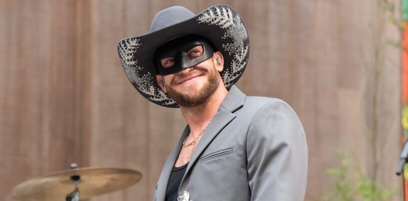 Orville Peck taquine son look Street Fighter dans un selfie torse nu et les gays sont obsédés