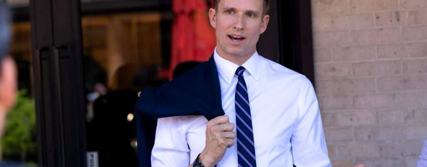Le conseiller municipal de New York, Erik Bottcher, se présente au siège du représentant Jerry Nadler et lève près de 700 000 $ en une journée